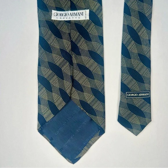 🥂SOLD🥂GIORGIO ARMANI Cravatte Vintage Blue Geometric Classic Silk Tie, 3.75” - Picture 4 of 6